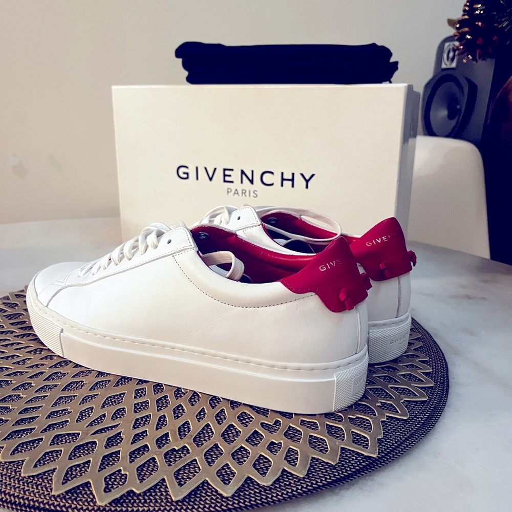 GIVENCHY
White & Red Urban Knots Sneakers